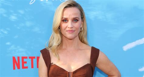 Reese Witherspoon Shared A Pic From Her First Ever Photoshoot And It