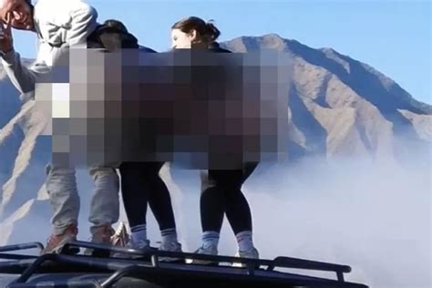 Tiga Turis Asing Asal Belanda Foto Vulgar Pamer Pantat Di Gunung Bromo