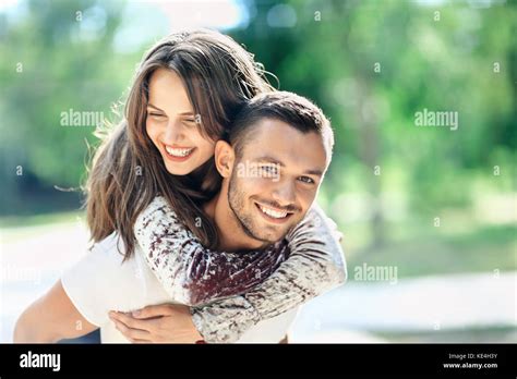 Los Amantes Al Aire Libre Retrato De Un Hombre Y Una Mujer Joven Feliz