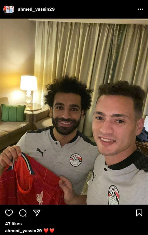 محمد صلاح يهدي ياسين قميص ليفربول بوابة الأهرام