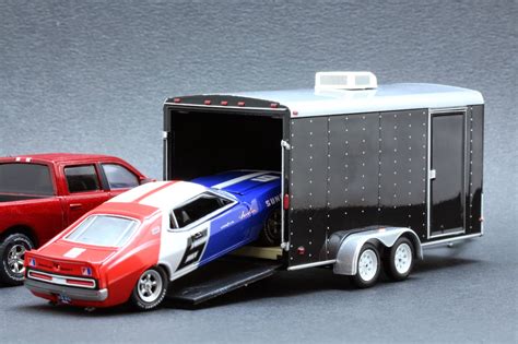 Diecast Hobbist 2014 Dodge Ram 1500 And Enclosed Car Hauler