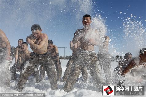 黑河边防侦察兵 26℃赤膊浴雪斗严寒图 搜狐新闻