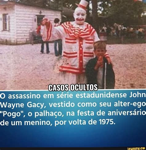 O assassino em série estadunidense John Wayne Gacy vestido como seu