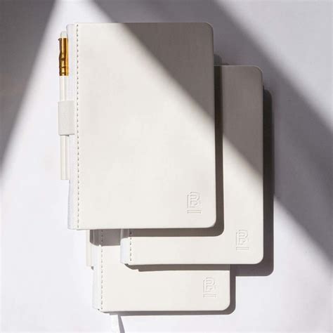 Cuaderno pequeño A6 de tapa dura blanca y papel marfil puntos Blackwing