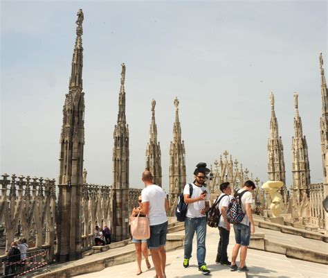 Turista sul tetto del Duomo la Veneranda Servono più controlli