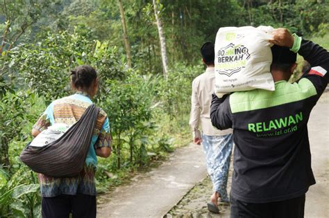 IZI DIY Salurkan Paket Ramadan Untuk Janda Dan Jompo Duafa Di Bukit