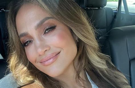 Jennifer Lopez à 54 ans la star dévoile un selfie au saut du lit Elle