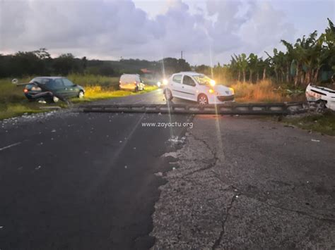 Il percute un poteau électrique qui tombe sur la route 1 100 foyers