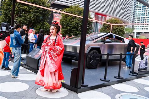 来深过大年 圳的很好玩 特斯拉赛博越野旅行车惊喜亮相迎春花市深圳之窗