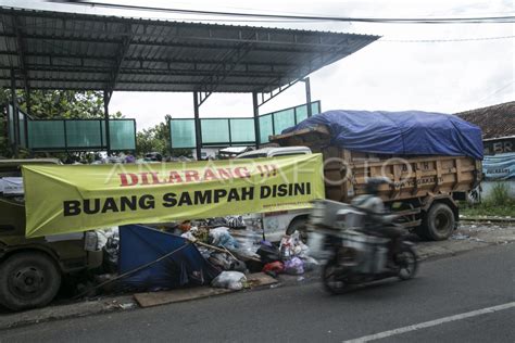 PENUMPUKAN SAMPAH DI YOGYAKARTA ANTARA Foto