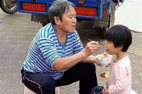 老人应该帮忙带孩子吗 老人带孩子 老人带孩子玩 大山谷图库