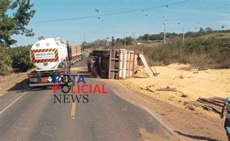 Caminhoneiro tomba na BR 364 para não atropelar motoqueiro em Vilhena