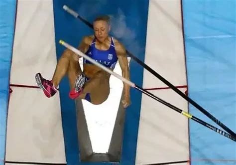 Atleta Grega Quebra Vara Na Hora Do Salto E Leva Tombo Feio Fotos