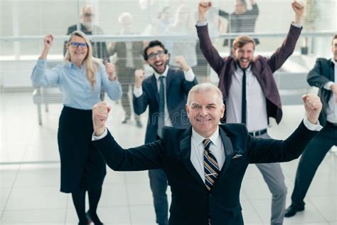 Grupo De Empresarios Felices Exultando En La Oficina Foto De Archivo Imagen De Profesional