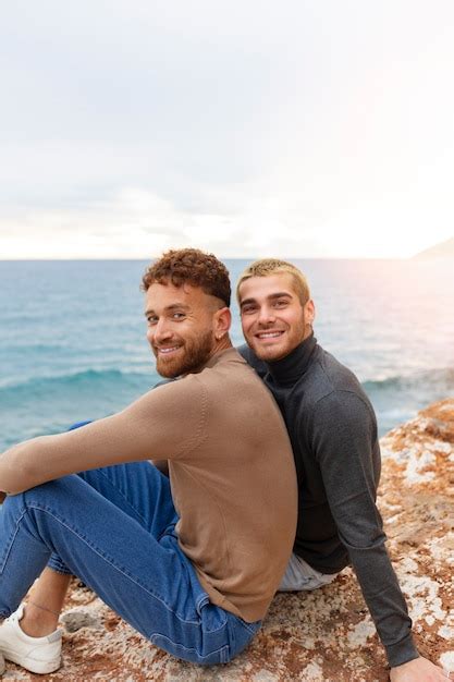 Couple Gay Passer Du Temps Ensemble Sur La Plage Photo Gratuite