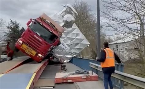 Un Convoi Exceptionnel Chute Sur Un Pont Les Images Sont