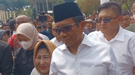 Didampingi Sang Istri Mahfud Md Tiba Di Tugu Proklamasi