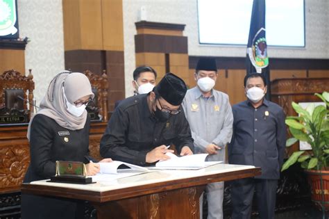 Dprd Kabupaten Banyuwangi Mengesahkan Peraturan Daerah Perda Tentang