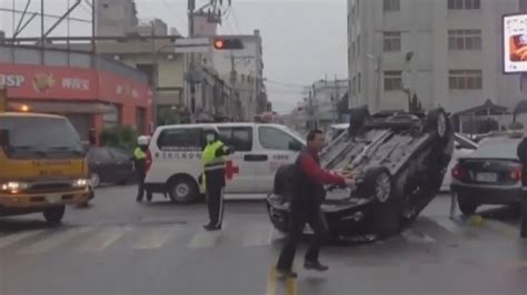 未禮讓救護車 轎車被撞翻還要挨罰｜東森新聞：新聞在哪 東森就在哪裡