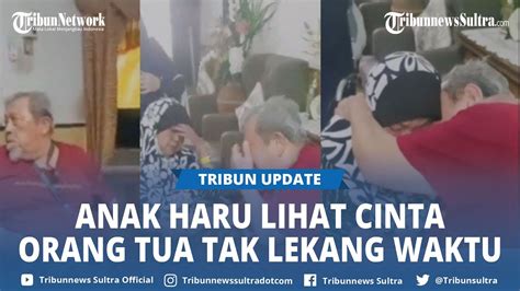 Momen Haru Anak Melihat Cinta Orang Tuanya Tak Lekang Waktu Saling