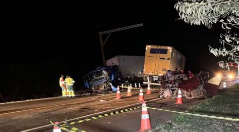 Quatro Pessoas Morrem Em Acidente Entre Dois Caminhões E Um