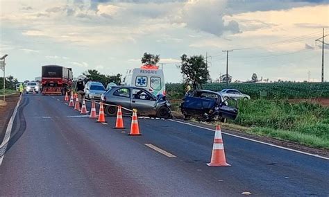 Ve Culos De Passeio Batem De Frente E Passageira De Anos Morre Em