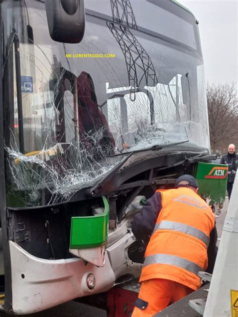 Milano Ennesimo Grave Incidente In Via Gozzoli Frontale Auto Contro