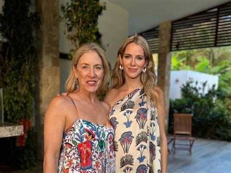 Lavinia Valbonesi y Annabella Azín juntas y con diseños florales