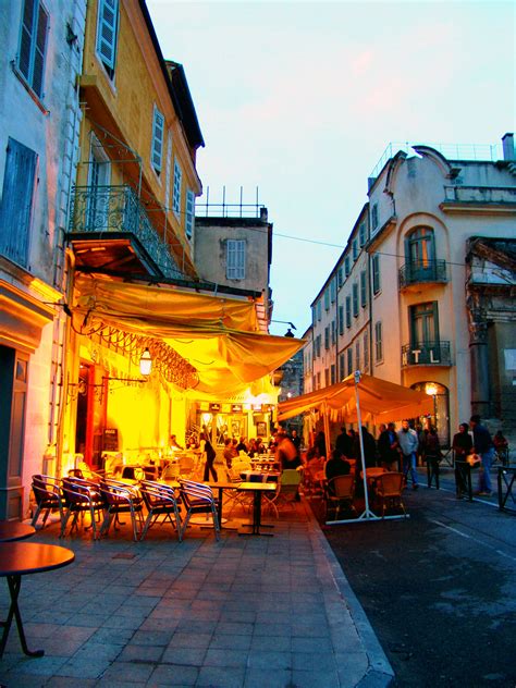 The Place du Forum café in Arles this is how Van Gogh makes the night