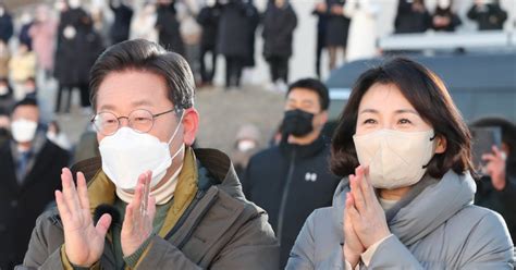 이재명 연휴 근무 경찰·소방관 격려용산역서 귀성객과 인사