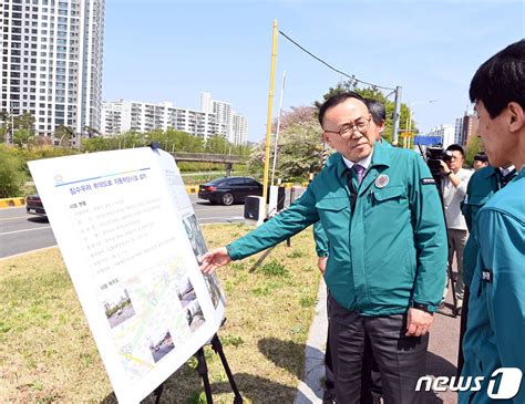 자동차단시설 설치 추진 상황 설명 듣는 이한경 본부장 네이트 뉴스