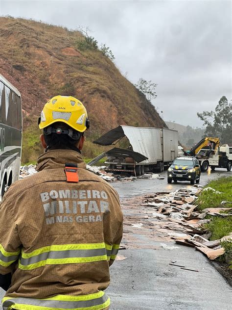 Pelo Menos Uma Pessoa Morreu Em Acidente Entre ônibus Carreta E Carro