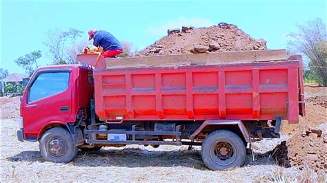 Mobil Dump Truk Toyota Dyna Jomplang Muatan Full Bak Tanah Timbunan