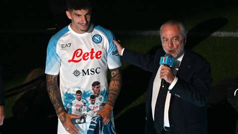 Napoli Tutti Pazzi Per La Maglia Che Celebra Lo Scudetto Sold Out In