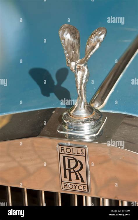 Rolls Royce emblem - closeup Stock Photo - Alamy