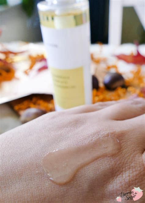 Review: Iunik Calendula Complete Cleansing Oil | Berries in the Snow