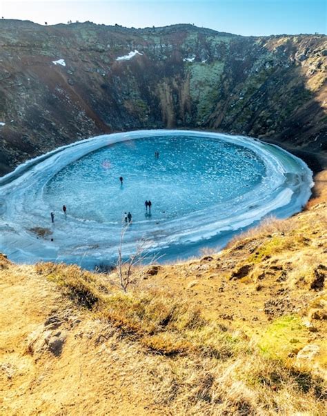 Cratera kerid enorme cratera vulcânica silenciosa torna se lago de