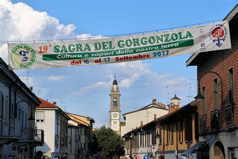 Gorgonzola Ecco La Sagra Dell Erborinato E Dove Assaggiarlo La