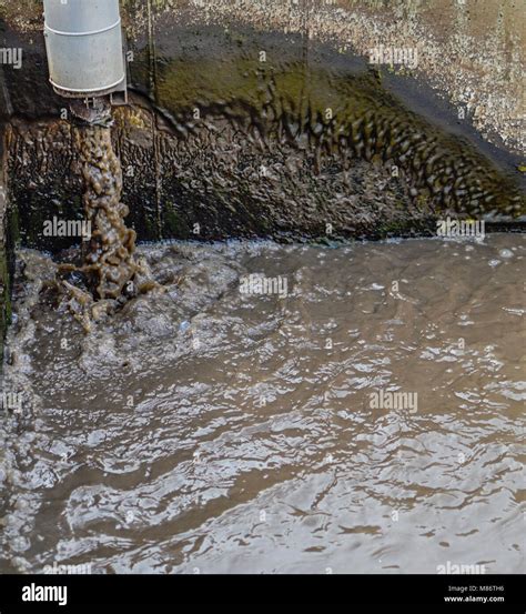 Agua Sucia En La Planta De Tratamiento De Aguas Residuales Fotografía