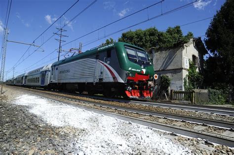 Pisa Enne Si Arrampica Sul Tetto Del Treno E Rimane Folgorato