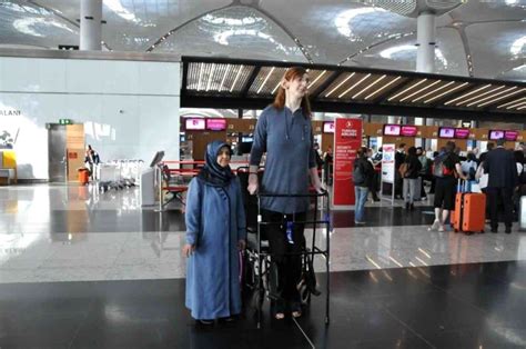 World S Tallest Woman Takes First Ever Flight Ittn Ie