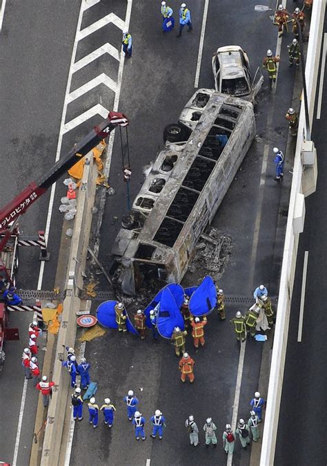 名古屋高速でバス横転し炎上 2人死亡、7人けが [写真特集1 22] 毎日新聞