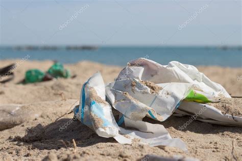 Derramó Basura En La Playa De La Gran Ciudad Plástico Mar Sucio