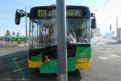 MPK Poznań Wypadek autobusu na rondzie Kaponiera są ranni ZDJĘCIA WIDEO