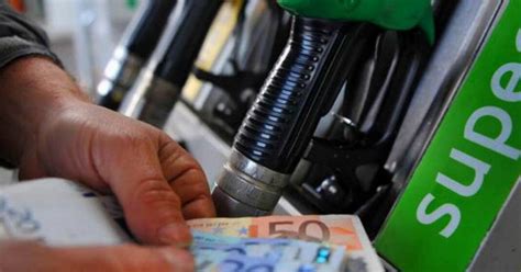 Prezzi Carburanti Benzina Sopra I Euro Anche Al Self Service