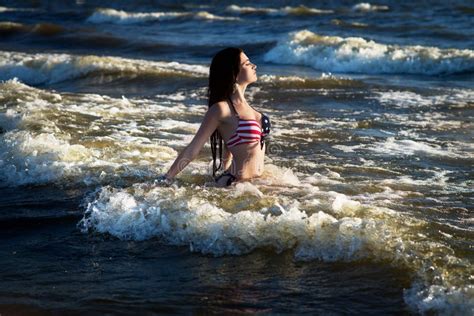 La Mujer Adentro En Bikini De La Bandera Americana En El Agua Mar