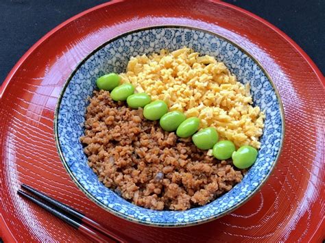 味噌仕立て＊卵と鶏ひき肉の三色そぼろ丼 By お料理ニャロメ 【クックパッド】 簡単おいしいみんなのレシピが396万品