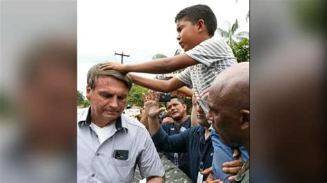 Bolsonaro Recebe Oração De Criança No Am E Foto Viraliza Nas Redes Sociais