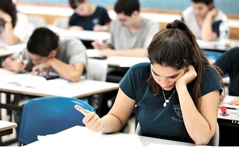 Vedeţi aici subiectele la Matematică de la Evaluarea Naţională la clasa