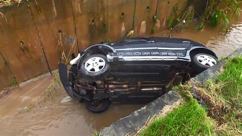 Motorista Morre Ap S Perder Controle De Carro Bater Em Poste E Cair Em